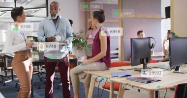 Çoklu tebligat barları, çeşitli iş arkadaşlarının ofiste çay içerken tartışmaları. Dijital bileşik, çoklu pozlama, planlama, sosyal medya anımsatıcı, içecek, takım çalışması kavramı.