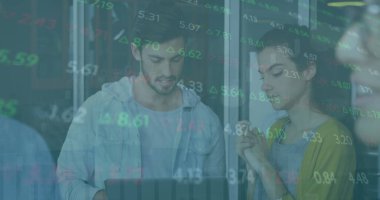 Çeşitli erkek ve kadınların dizüstü bilgisayarla tartıştıkları borsa veri işleme görüntüsü. Küresel ekonomi ve iş teknolojisi kavramı