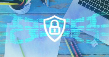 Ahşap yüzeydeki ofis ekipmanlarına karşı güvenlik asma kilidi ve zincir simgesi. Siber güvenlik ve iş teknolojisi kavramı