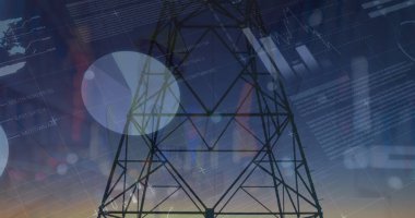 Akşam karanlığında elektrik direklerinin üstündeki grafikler ve finansal veriler. işletme, finans, ekonomi ve enerji kavramı, dijital olarak oluşturulmuş görüntü.