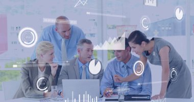 Ofisteki çeşitli iş adamlarıyla ilgili finansal veri işleme resmi. Küresel iş, finans, hesaplama ve veri işleme kavramı, dijital olarak oluşturulmuş resim.