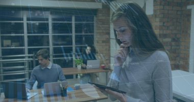 Tablet kullanan beyaz iş kadınının veri işleme görüntüsü. küresel iş ve dijital arayüz kavramı, dijital olarak oluşturulmuş görüntü.