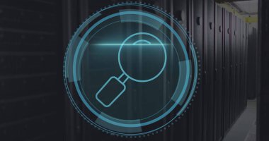 Bilgisayar sunucu odasında siber güvenlik mesajı ve büyüteç taraması. Siber güvenlik ve iş veri depolama teknolojisi kavramı
