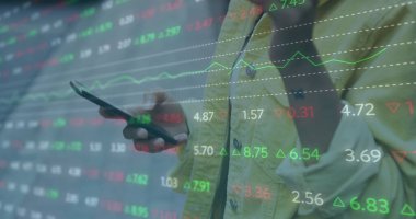 Akıllı telefon kullanan bir iş kadınının finansal veri işleme görüntüsü. Küresel iş, finans, hesaplama ve veri işleme kavramı, dijital olarak oluşturulmuş resim.