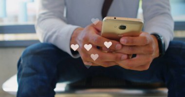 Şehir manzarası üzerinde akıllı telefon kullanan beyaz bir kadın görüntüsü. Küresel dijital arayüz teknolojisi ve ağ oluşturma konsepti, dijital olarak oluşturulmuş görüntü.