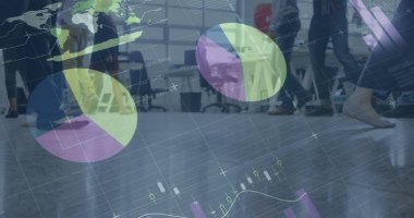 Çeşitli iş adamlarının yürümesi üzerine veri işleme görüntüsü. Küresel iş ve dijital arayüz kavramı, dijital olarak oluşturulmuş görüntü.