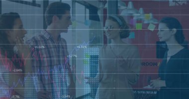 Çeşitli iş adamları üzerinde finansal veri işleme görüntüsü. küresel iş, finans ve dijital arayüz kavramı, dijital olarak oluşturulmuş görüntü.