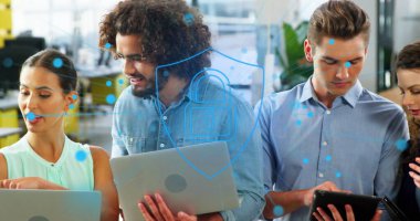 Çeşitli iş arkadaşlarının teknolojiler üzerinde tartıştığı ışınların ve noktaların olduğu kilit ve kalkan görüntüsü. Dijital bileşik, çoklu pozlama, iş, takım çalışması, ofis, veri ve ağ güvenliği.