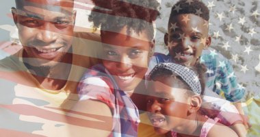 Mutlu Afro-Amerikan ailesinin üzerinde ABD bayrağı resmi. Ulusal vatanseverlik kavramı dijital olarak oluşturulmuş görüntü.