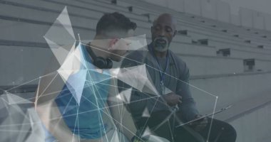 Afrika kökenli Amerikalı antrenör ve beyaz koşucunun tribünlerde konuştuğu geometrik şekiller. Spor stadyumunda profesyonel atlet eğitimi.