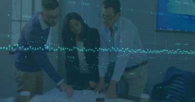 İstatistiksel veri işleme görüntüsü. Ofiste tartışan çeşitli iş adamları grubu üzerinde. İş veri teknolojisi kavramı