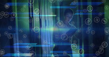 Sunucu odasında çalışan beyaz kadın teknisyen üzerinde yüzen medya simgeleri. Bağlantı, veri, küresel iletişim ve dijital arayüz teknolojisi dijital olarak oluşturuldu.