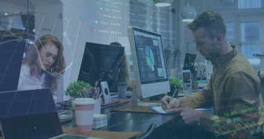 Ofisteki çeşitli iş adamlarıyla ilgili finansal veri işleme resmi. Küresel iş, finans, hesaplama ve veri işleme kavramı, dijital olarak oluşturulmuş resim.