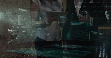 Ofisteki çeşitli iş arkadaşlarının grafikleri ve verileri. İş, finans ve ekonomi kavramı, dijital olarak üretilen imaj.