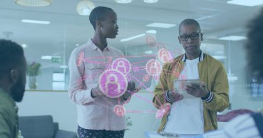 Operasyon sırasında çeşitli erkek ve kadın cerrahlar üzerindeki çeşitli verilerin görüntüsü. Küresel dijital arayüz teknolojisi ve ağ oluşturma konsepti, dijital olarak oluşturulmuş görüntü.