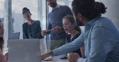 Bilgisayarı kullanarak iş adamının veri işleme görüntüsü. Küresel iş bağlantıları ve dijital arayüz kavramını finanse eder, dijital olarak oluşturulmuş görüntü.