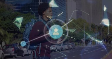 Akıllı telefon kullanan Afro-Amerikan bir adam üzerinden Dünya ile olan bağlantıların görüntüsü. Küresel teknoloji, bağlantılar ve dijital arayüz kavramı, dijital olarak oluşturulmuş görüntü.