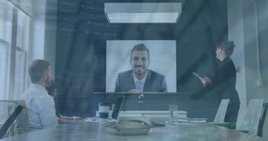 Şehir manzarası üzerinde iş adamı tokalaşması. Küresel iş bağlantıları dijital arayüz ve teknoloji konsepti, dijital olarak oluşturulmuş görüntü.