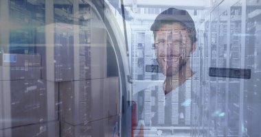 Veri işleme üzerinde çalışan ellerin resmi. Küresel iş analizleri ve teknoloji kavramı.