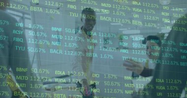 Ofisteki çeşitli iş adamlarıyla ilgili finansal veri işleme resmi. Küresel iş, finans, hesaplama ve veri işleme kavramı, dijital olarak oluşturulmuş resim.