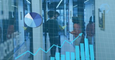 Ofis koridorunda dururken çeşitli meslektaşların tartıştığı birden fazla grafiğin görüntüsü. Dijital bileşik, veri işleme, veri, iş, rapor, takım çalışması, planlama, teknoloji.