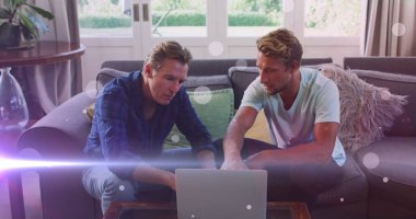 Kafkasyalı bir adam ve oğlunun dizüstü bilgisayarla geçtiği beyaz noktalar ve patikalar. Aile, boş zaman ve dijital arayüz kavramı, dijital olarak oluşturulmuş görüntü.