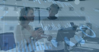 Çeşitli iş adamları üzerinde finansal veri işleme görüntüsü. Küresel iş, bilgisayar ve dijital arayüz kavramı, dijital olarak oluşturulmuş resim.