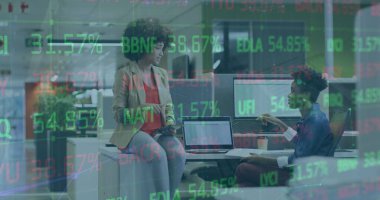 Ofisteki çeşitli iş adamlarıyla ilgili finansal veri işleme resmi. Küresel iş, finans, hesaplama ve veri işleme kavramı, dijital olarak oluşturulmuş resim.