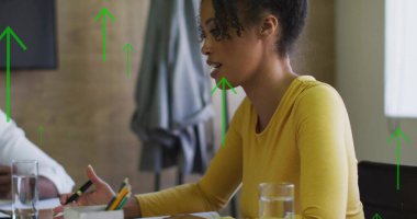 Ofisteki çeşitli iş adamlarının üzerinde işlenen oklar ve veri işleme resimleri. Küresel finans, iş dünyası, bağlantılar, hesaplama ve veri işleme kavramı, dijital olarak oluşturulmuş resim.