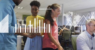 Ofisteki çeşitli iş adamlarıyla ilgili finansal veri işleme resmi. Küresel finans, iş dünyası, bağlantılar, hesaplama ve veri işleme kavramı, dijital olarak oluşturulmuş resim.