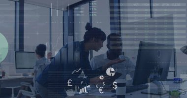 Ofisteki bilgisayarı kullanan çeşitli iş arkadaşlarının grafikleri. İş, finans ve ekonomi kavramı, dijital olarak üretilen imaj.