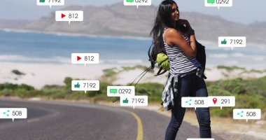 Yoldan çanta alan melez bir kadın ihbarnamesi. Dijital bileşik, çoklu pozlama, iş, büyüme, macera, sosyal medya anımsatıcı ve teknoloji kavramı.