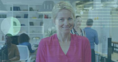 Kafkas iş kadınının ofisindeki veri işleme görüntüsü. küresel iş, bilgisayar ve dijital arayüz kavramı, dijital olarak oluşturulmuş resim.