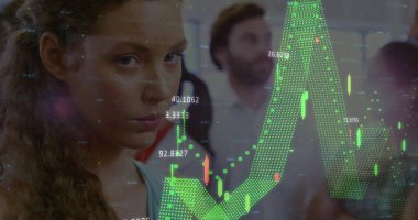 Ofisteki çeşitli erkek ve kadın meslektaşlar üzerinde finansal veri işleme resmi. Küresel iş, finans, bilgisayar ve dijital arayüz kavramı, dijital olarak oluşturulmuş görüntü.