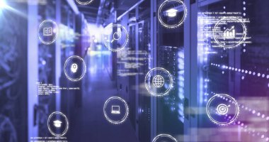 Veri işleme, ışık noktası ve sunucu odasına düşen birden fazla dijital simge görüntüsü. Bilgisayar arayüzü ve iş veri depolama teknolojisi kavramı