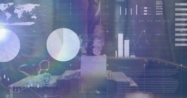 Çöp geri dönüşümünün üzerinde hareket eden birden fazla grafik, harita ve verinin resmi. Dijital bileşik, çoklu maruz kalma, bilgi, geri dönüşüm, kirlilik, atık yönetimi, koruma.