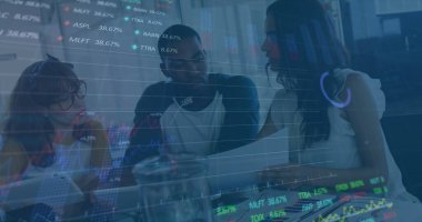 Çeşitli iş adamları üzerinde finansal veri işleme ve borsa görüntüsü. küresel iş, finans ve dijital arayüz kavramı, dijital olarak oluşturulmuş görüntü.