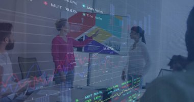 Ofisteki çeşitli iş adamlarıyla ilgili finansal veri işleme resmi. Küresel hesaplama, dijital arayüz ve veri işleme kavramı, dijital olarak oluşturulmuş resim.