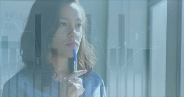 Kafkas iş kadınının ofisindeki veri işleme görüntüsü. Küresel iş ve dijital arayüz kavramı, dijital olarak oluşturulmuş görüntü.