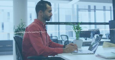 Kafkas işadamının ofisindeki veri işleme görüntüsü. Küresel iş ve dijital arayüz kavramı, dijital olarak oluşturulmuş görüntü.