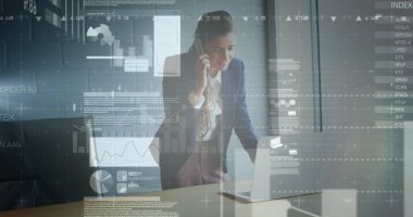Beyaz iş kadınının akıllı telefondan konuştuğu istatistiksel veri işleme görüntüsü. İş analizleri ve veri teknolojisi kavramı