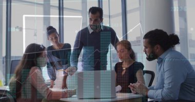 Ofisteki iş adamları üzerinde finansal veri işleme resmi. Küresel iş, finans, hesaplama ve veri işleme kavramı, dijital olarak oluşturulmuş resim.