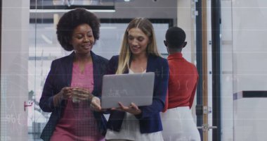 Grafikler, semboller ve sayılar üzerinde koridorda yürürken fikir alışverişinde bulunan farklı iş arkadaşlarının görüntüsü. Dijital bileşik, çoklu pozlama, rapor, finans, iletişim, takım çalışması ve teknoloji.