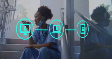 Akıllı telefon kullanan Afrikalı Amerikalı kadın doktor üzerindeki medya simgeleri. Küresel iş ve dijital arayüz kavramı, dijital olarak oluşturulmuş görüntü.