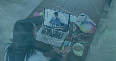 Bilgisayarlı hackerın veri işleme görüntüsü. Küresel iş teknolojisi ve veri işleme kavramı, dijital olarak oluşturulmuş görüntü.