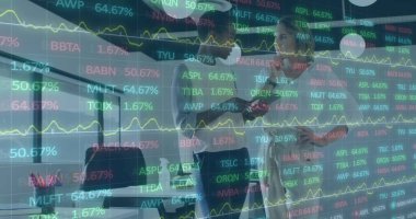 Ofiste tartışan iki farklı kadından oluşan borsa veri işleme görüntüsü. Küresel ekonomi ve iş teknolojisi kavramı