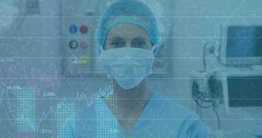 Yüz maskeli kadın cerrahın veri işleme görüntüsü. küresel tıp, teknoloji, veri işleme ve dijital arayüz kavramı, dijital olarak oluşturulmuş görüntü.
