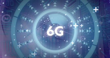 Bilgisayar sunucuları üzerinden 6G metin ve veri işleme resmi. Küresel bağlantılar, hesaplama, dijital arayüz ve veri işleme kavramı, dijital olarak oluşturulmuş resim.