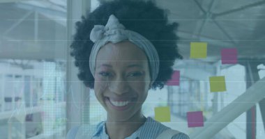 Ofisteki iki ırklı iş kadınının mali veri işleme görüntüsü. Küresel iş, finans, hesaplama ve veri işleme kavramı, dijital olarak oluşturulmuş resim.