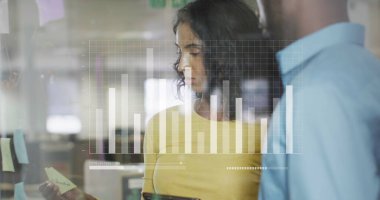 Ofisteki çeşitli iş adamlarıyla ilgili finansal veri işleme resmi. Küresel iş, finans, hesaplama ve veri işleme kavramı, dijital olarak oluşturulmuş resim.